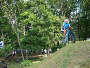 本家安曇野の土手よりも長くて急な土手。