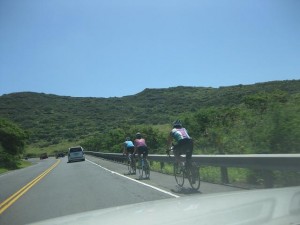 ヒルクライムする女性だけのトライアスリートたち（速かったです）