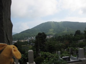 お墓からは天狗山が一望できます